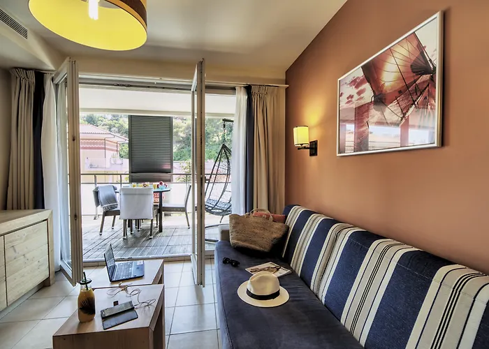 מלון דירות Pierre & Premium Julia Augusta 4*